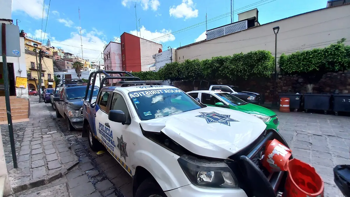 CHOQUE ENTRE PATRULLAS AL ESTACIONARSE